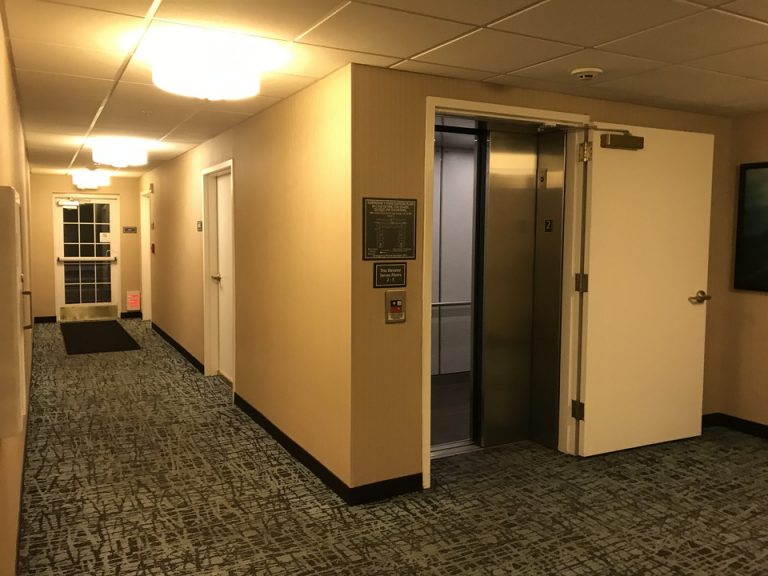 1階エレベーター付近その奥に駐車場へのアクセス扉