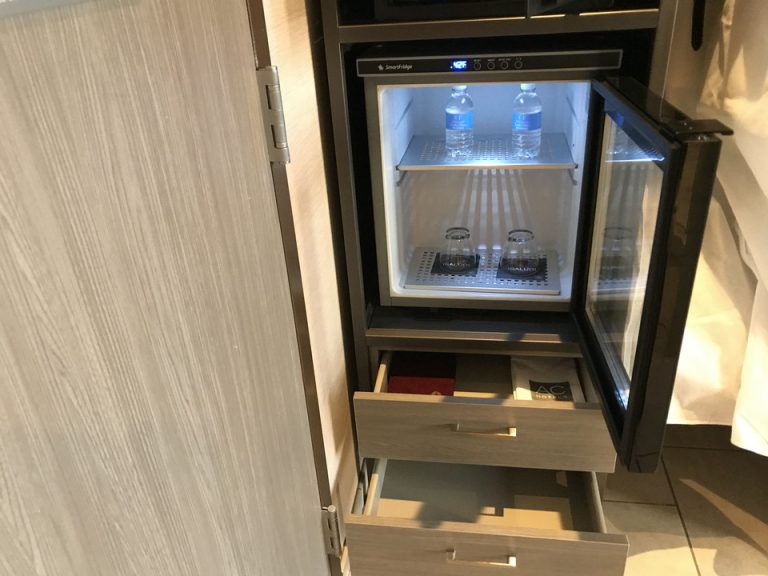 冷蔵庫の下の収納スペース