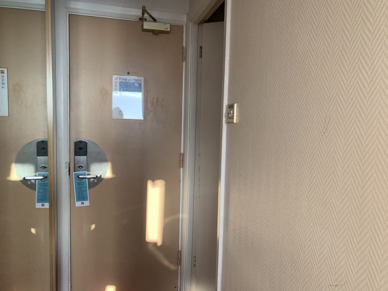 窓側から入り口