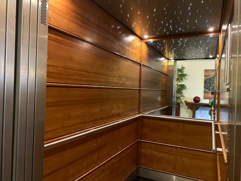 エレベーター内観1