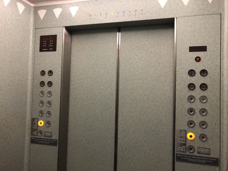 エレベーター内観(1)