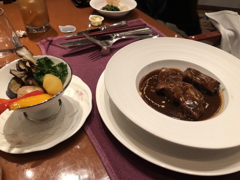 夕食1日目@レストランアイリス メインディシュ「にいがた和牛あてまビーフシチュー 温野菜添え」