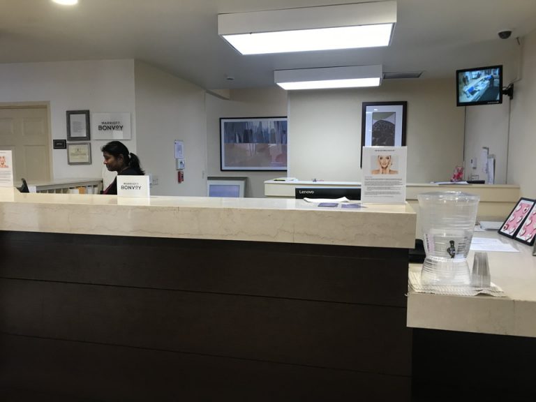 フロントは銀行のようにカウンターも高くセキュリティが高かったです