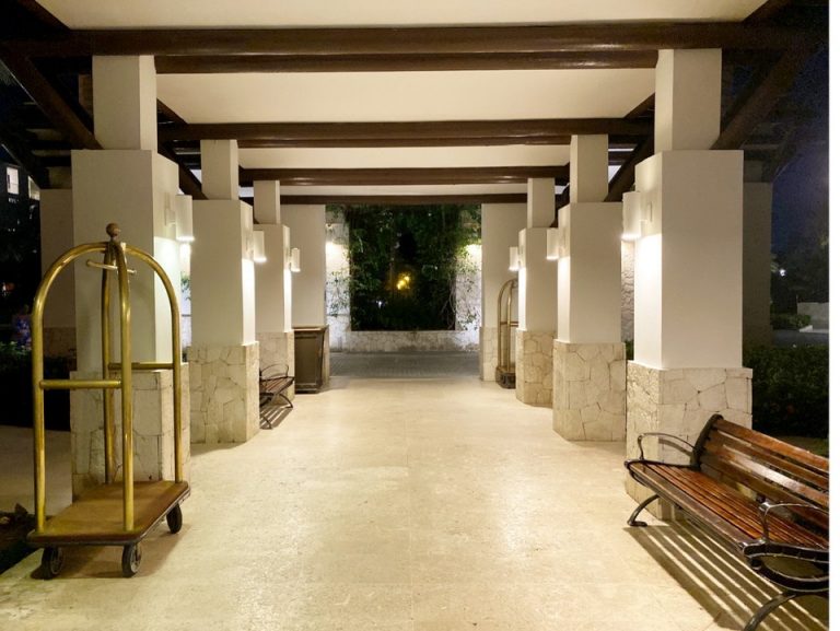 エントランス外観2