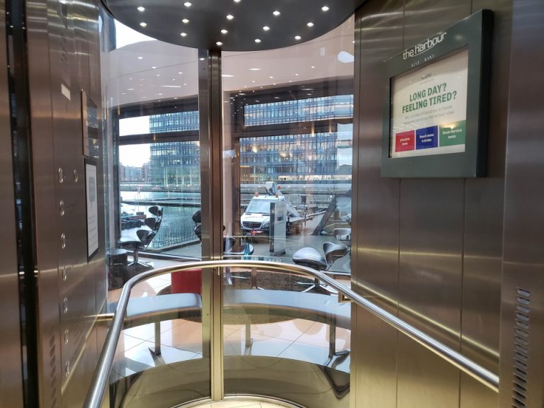 エレベーター内観