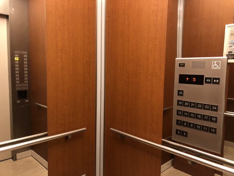 エレベーター内観