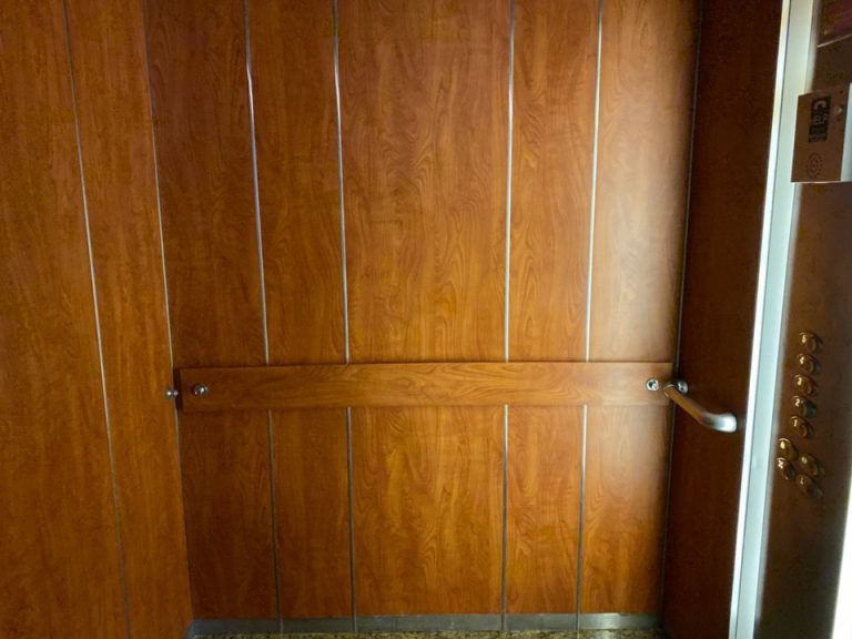 エレベーター内観