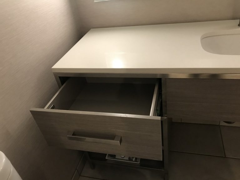 洗面台シンクには引き出しも付いていました