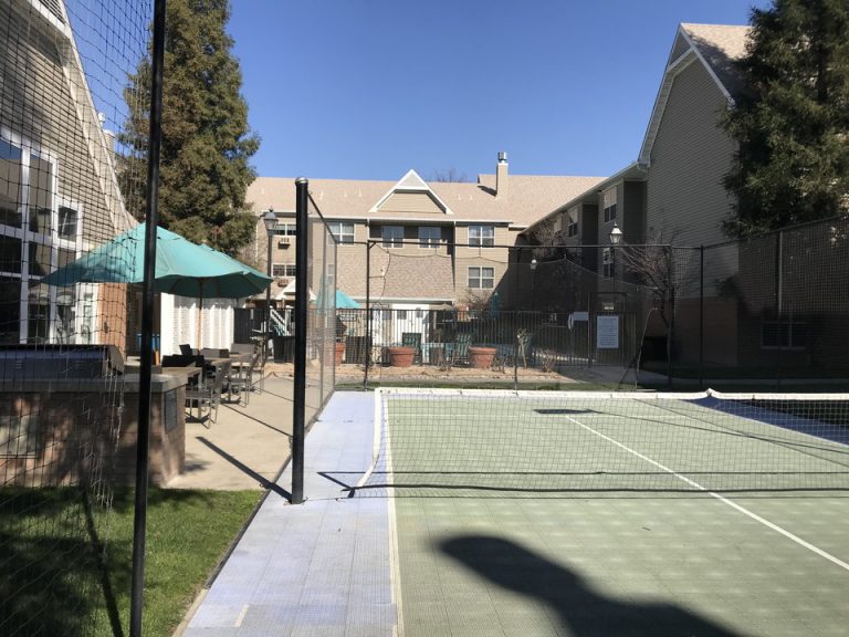 日中のホテル中庭