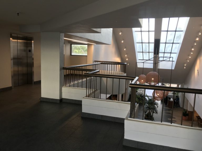 3階エレベーターホール フロントの吹き抜けが見えます