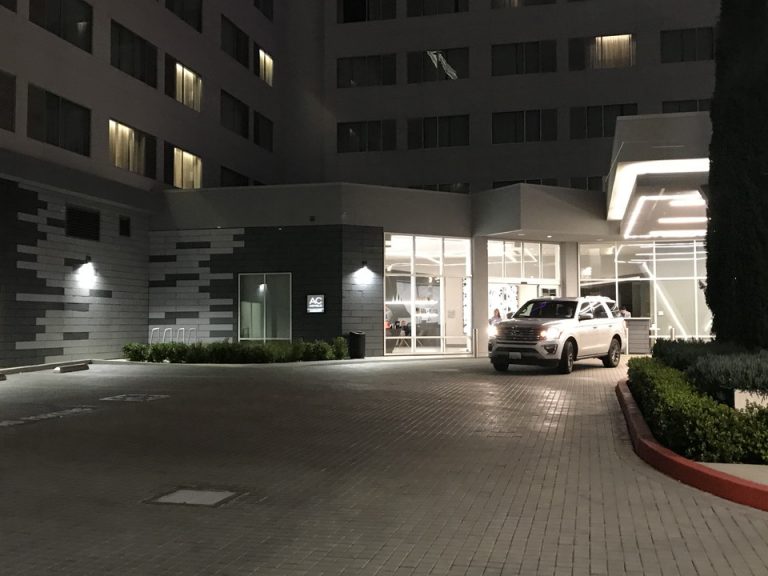 スペースのある車の乗り付け場所でした