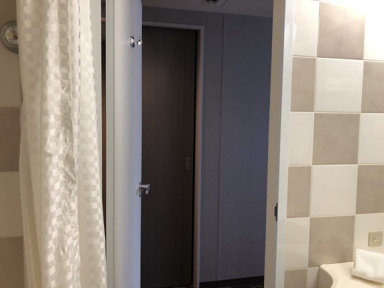 バスルーム内側から見た入り口