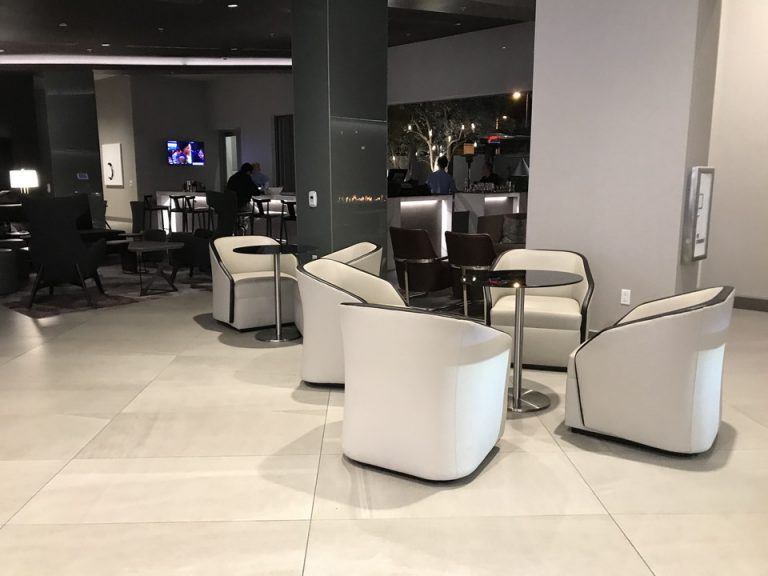 フロント付近と奥にバー