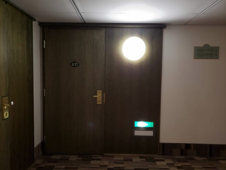 客室入口外観ドア