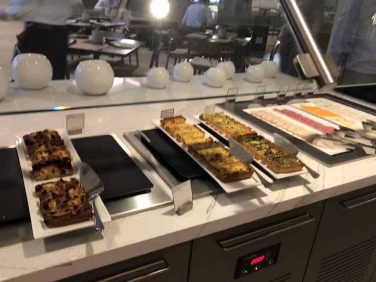 朝食はキッシュや生ハムチーズがありました