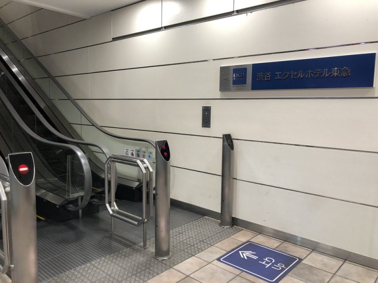 商業施設から入る時に使うエスカレーター