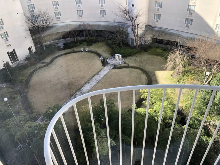 客室階廊下からの眺望→中庭(1)