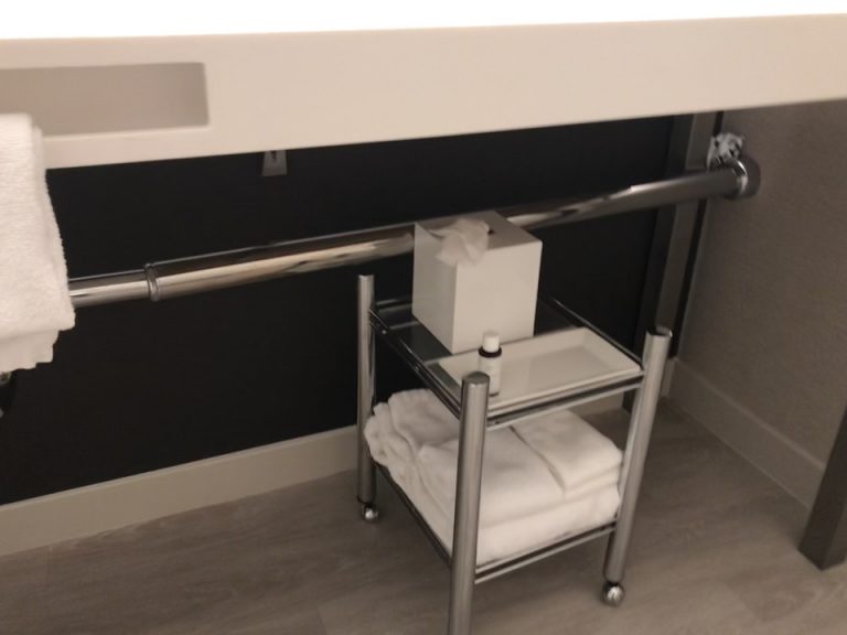 洗面カウンター下には引き出しなどないかわりに小さなカウンターがありました