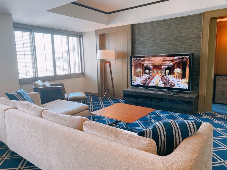 ソファーとテレビ