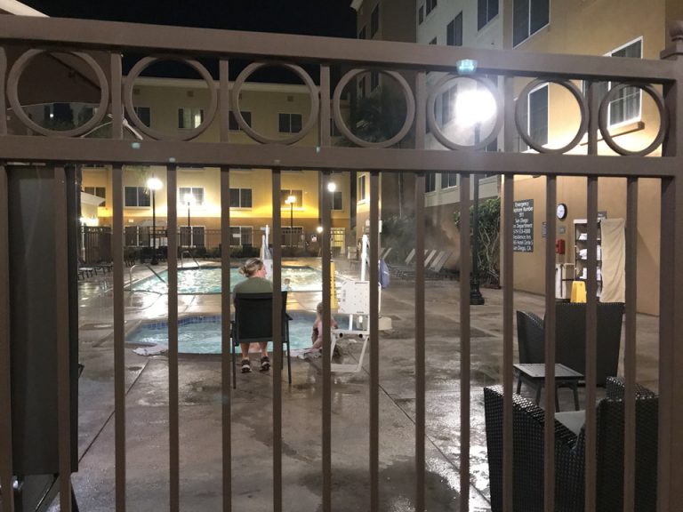 夜のプールジャグジーで涼む人