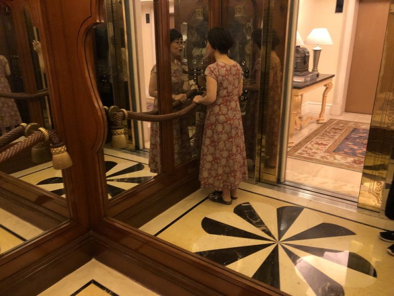 エレベータ内装