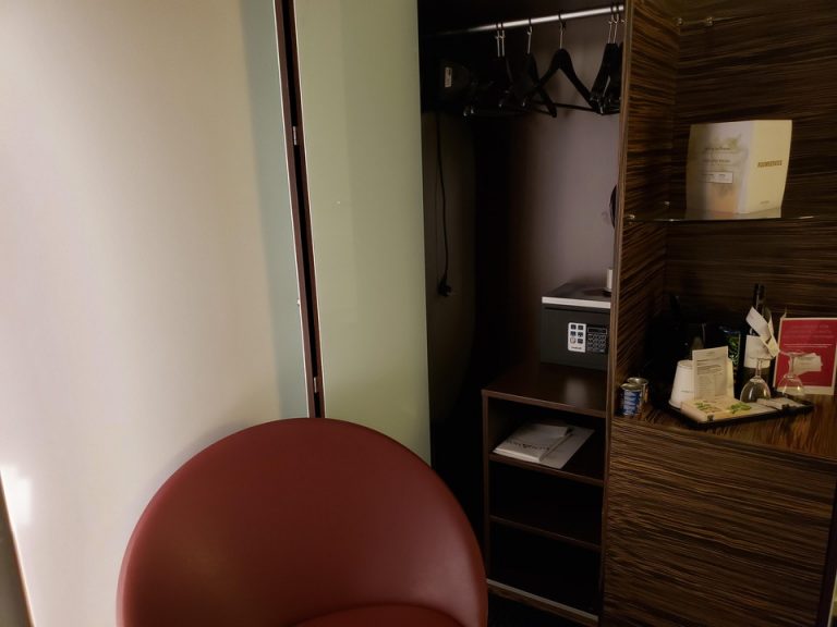 クローゼット外観(開けた状態)