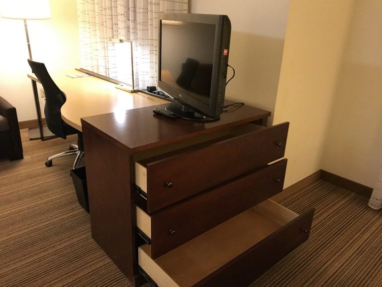 TV andその下の収納スペース