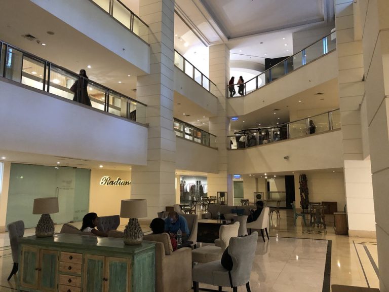 ホテル隣のモール