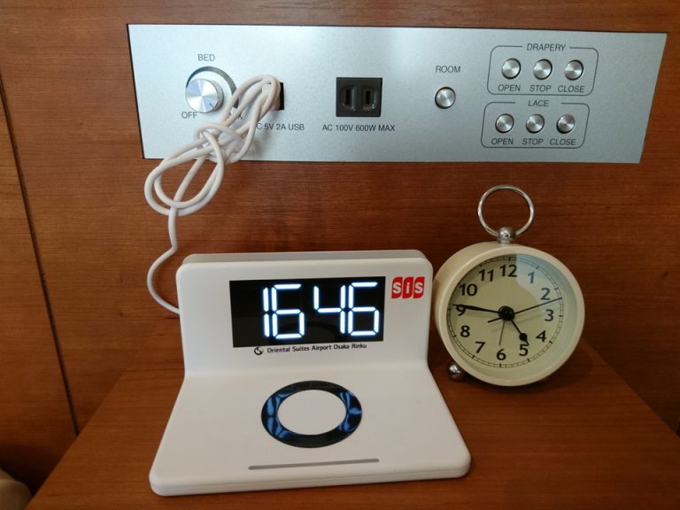 ベッドサイドの時計とスイッチ