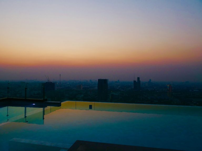 プールにて夕日