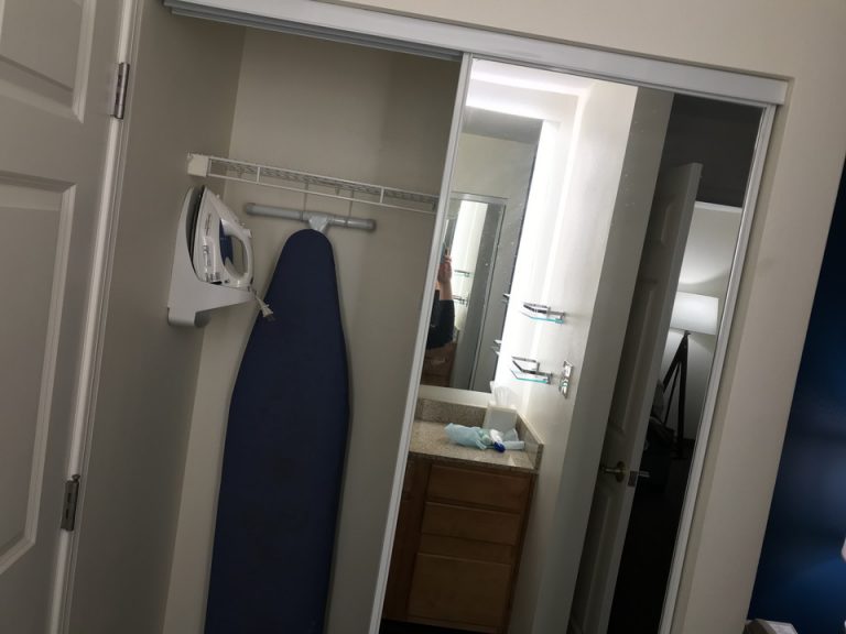 クローゼット反対側にはアイロン台などもありました