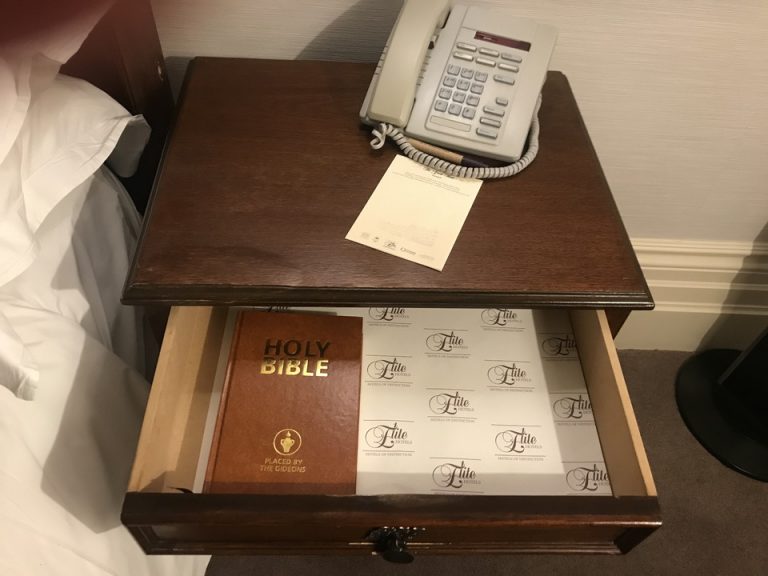 ベッド脇テーブル