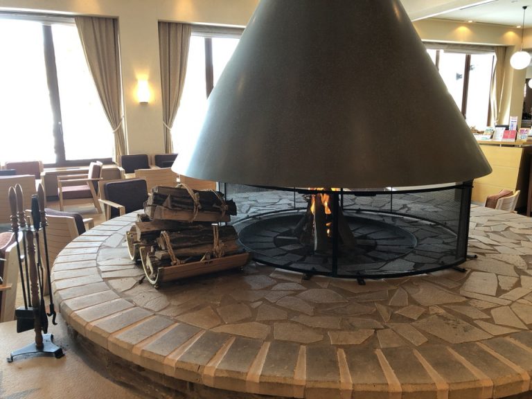 ロビーラウンジ「パエーゼ」の暖炉 本館3F