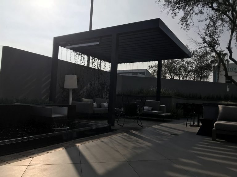 一階ロビーはテラス風にもなっていました