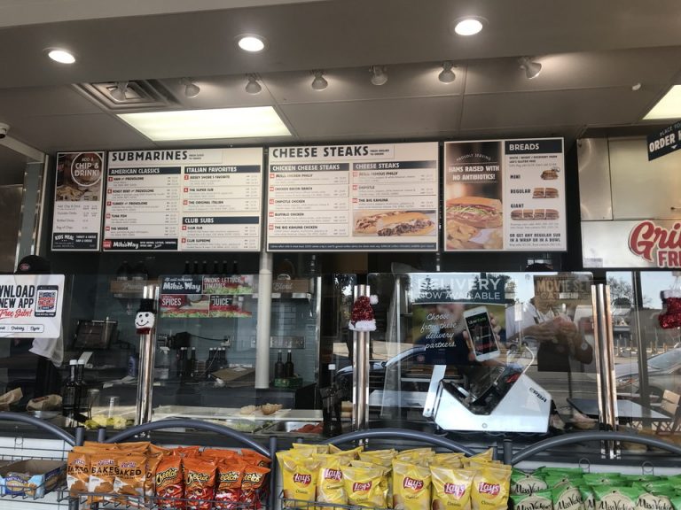 ホテル間隣のサンドイッチ屋さんで昼食を買いました