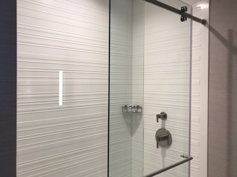 バスルームシャワー