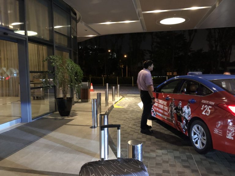 エントランス前のタクシー