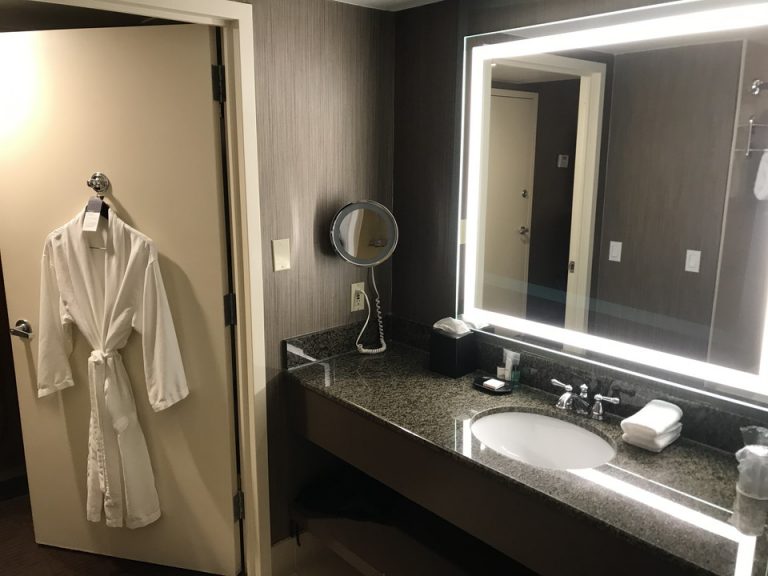 バスルーム内にはバスロープもありました