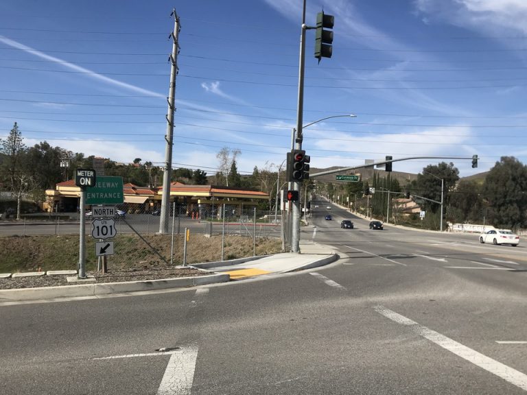 ホテルの目の前がフリーウェイの出口でした