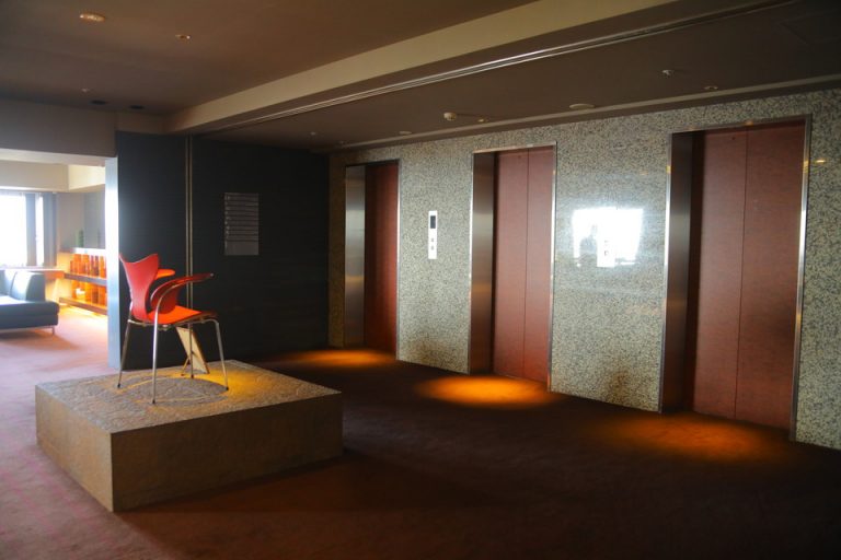 エレベーターホール(2)