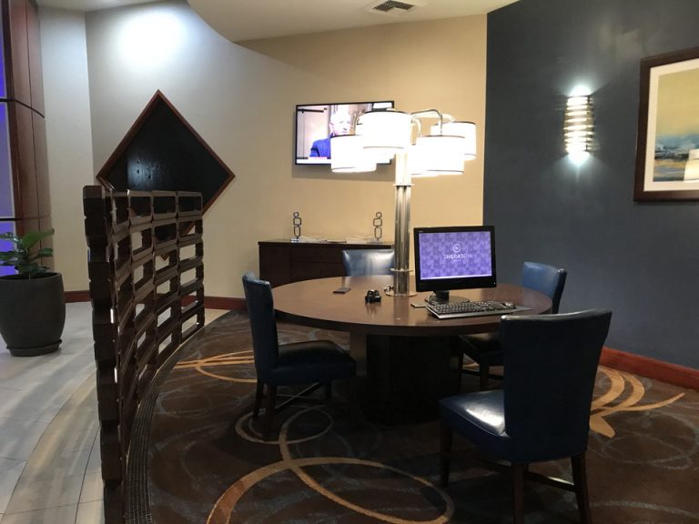 ゲージに囲まれたオフィスでした。