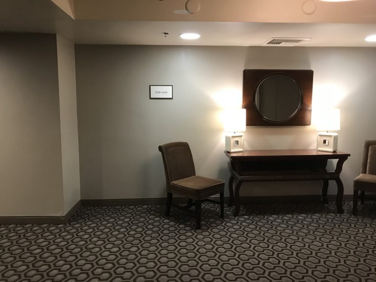 宿泊階エレベーターホール