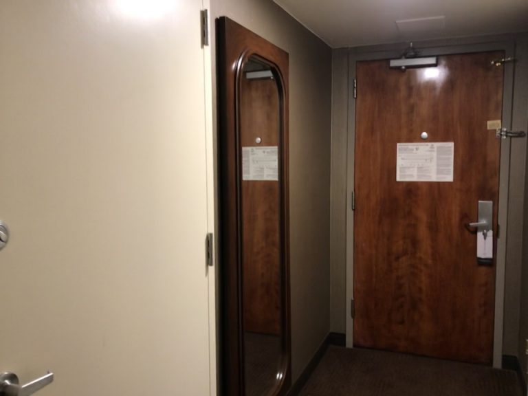 コネクションルームドアに全身鏡