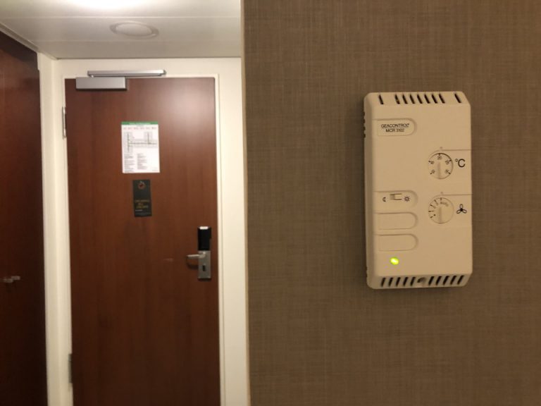 エアコンスイッチ