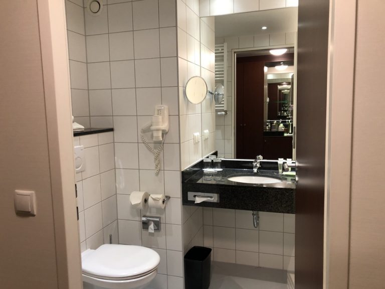 バスルーム入り口から全景