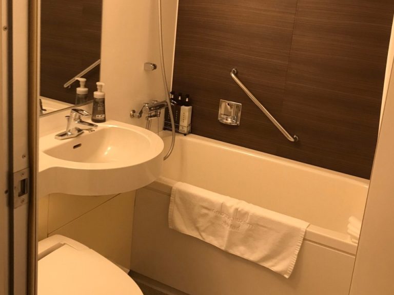 バスルーム入り口から全景