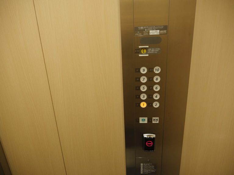 エレベーター内観2