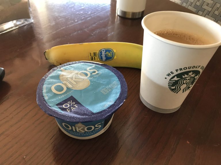 遅起きしてラウンジに足を運んだらもうブレックファーストは全てさげてしまったあとで唯一これだけいただけました。