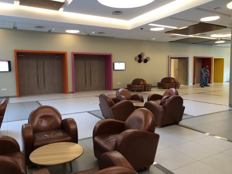 1階パーティールーム前のイス