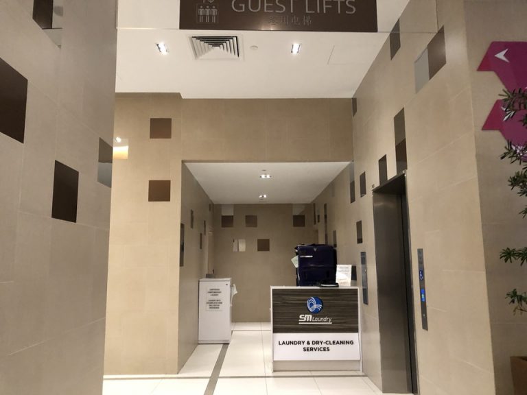 1階エレベーターとランドリー受付